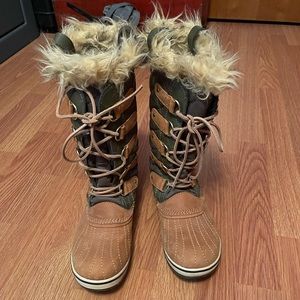 Super cute and warm Sorel winter boots Size 9
